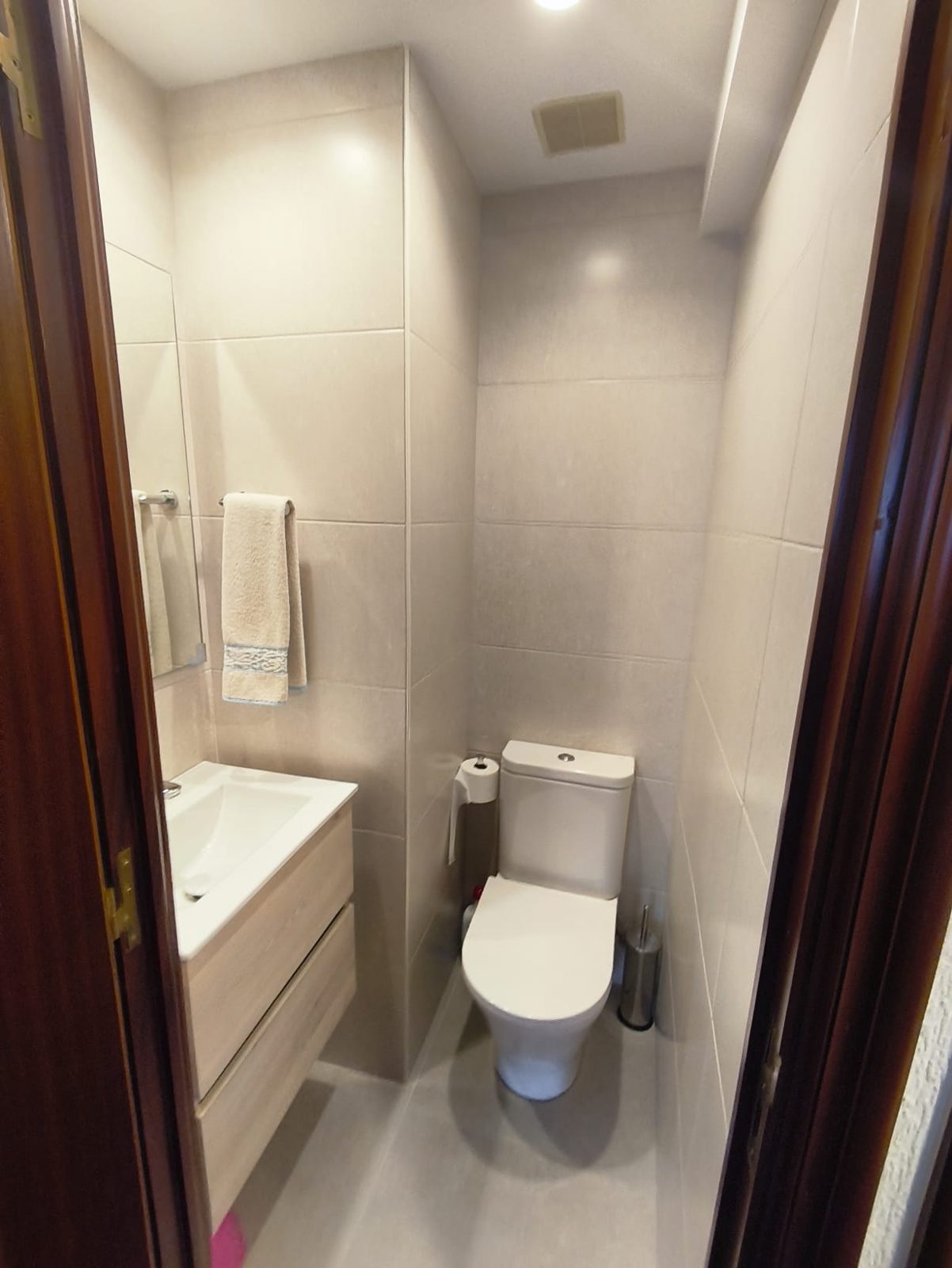 Baño con lavabo e inodoro