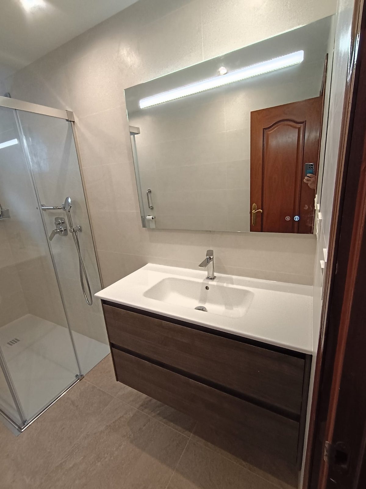Baño con lavabo y espejo