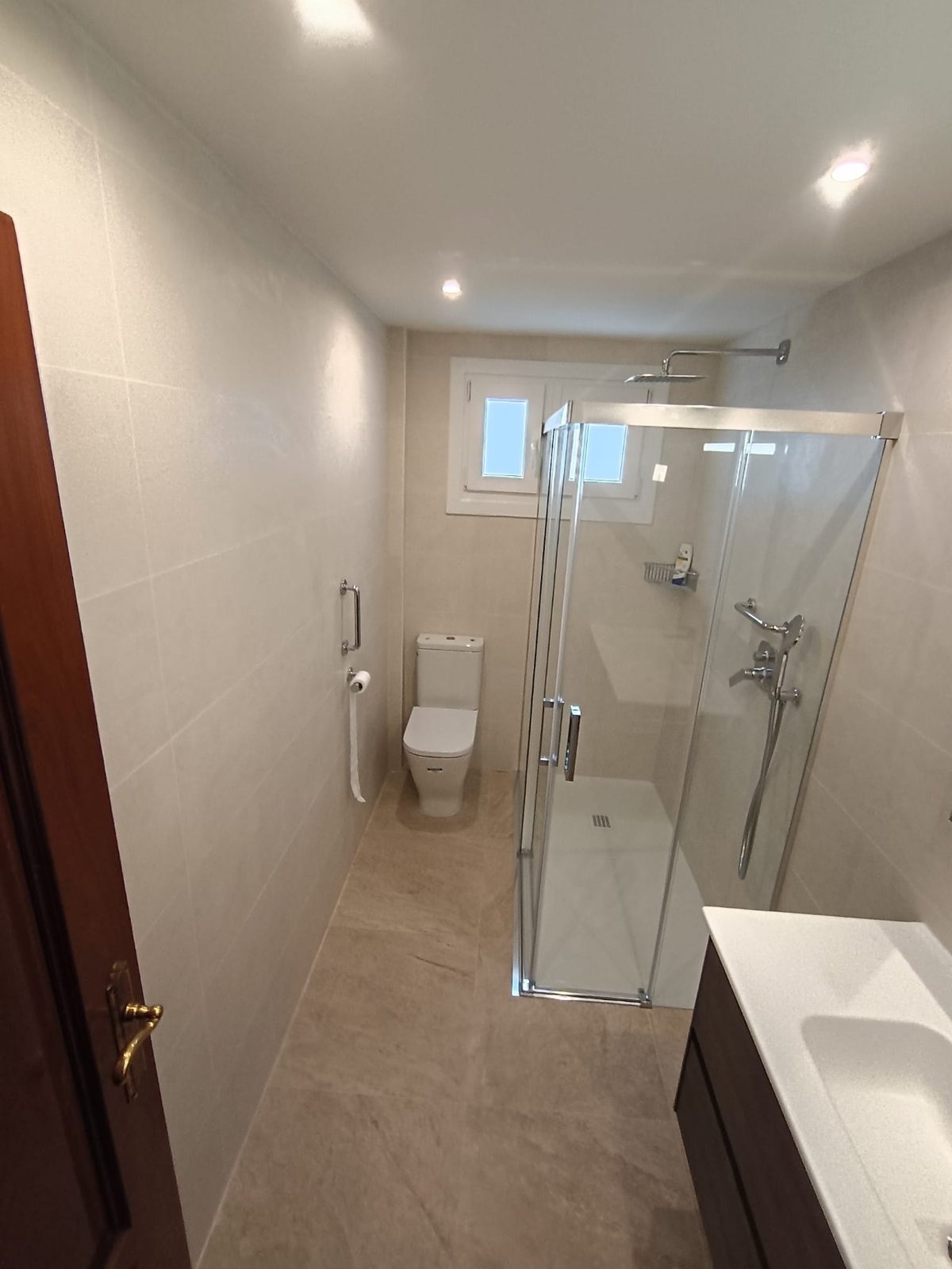 Baño moderno con mampara