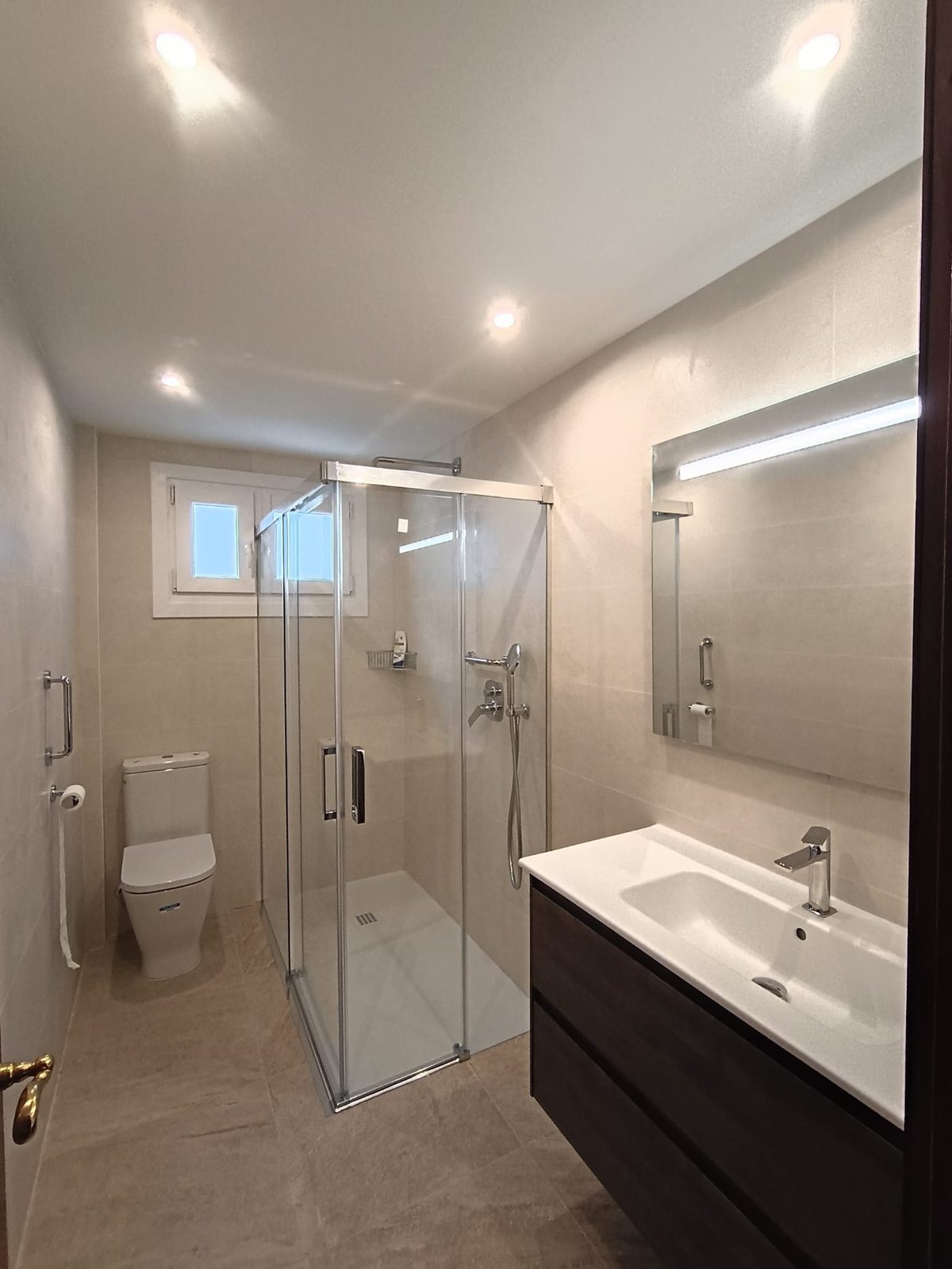 Baño con lavabo doble